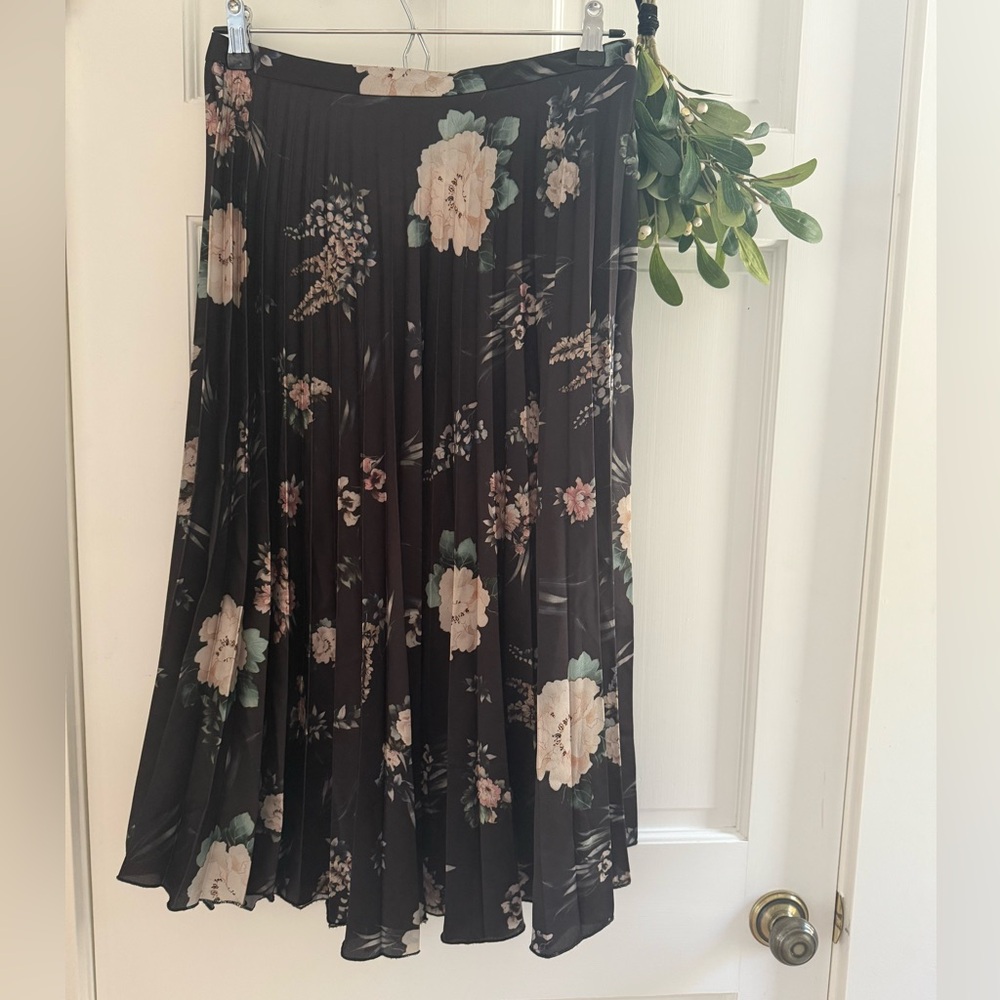 Stradivarius Floral Black Pleated Skirt